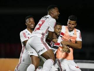 Reinaldo, em meio a comemoração dos colegas do time, anotou de pênalti o único gol na vitória contra o Corinthians. (Foto: Rubens Chiri/spfc.net)