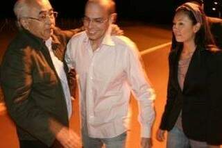 Em 2006, Hyran Garcete (ao centro) deixa presídio e é recebido por sogro e esposa.  (Foto: Arquivo)