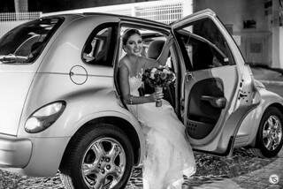 Noiva tem no carro o estilo que rege todo o casamento. (Foto: Top Studio)