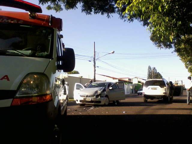  Colis&atilde;o entre carros deixa mulher ferida e tumultua tr&acirc;nsito na Vila C&eacute;lia