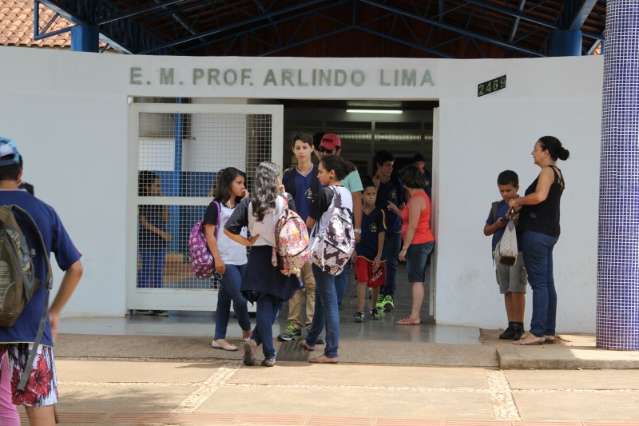 Greve mant&eacute;m 60% das escolas fechadas e impasse continua