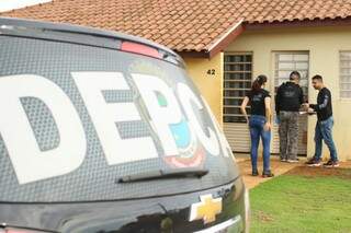 Equipes da Depca foram a casa do suspeito nesta manhã (Foto: André Bittar)