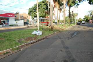 Poucas horas depois do acidente, marcas ainda estavam no asfalto e no canteiro central. (Foto: Simão Nogueira)