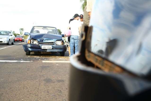 Homem fica ferido ao carro ser atingido quando estava parado em sem&aacute;foro