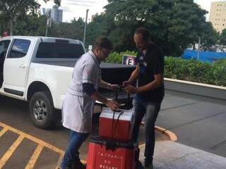 Equipe colando caixas térmicas onde órgãos são transportados até hospital de São Paulo (Foto: Guilherme Henri)
