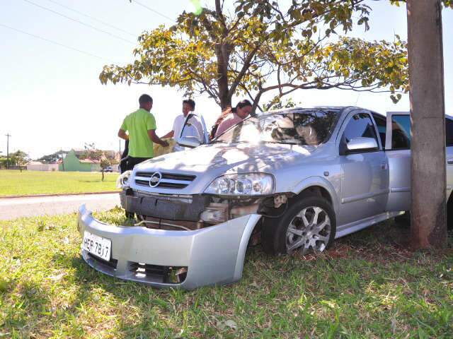  Para evitar acidente, motorista colide com &aacute;rvore na sa&iacute;da para Tr&ecirc;s Lagoas 