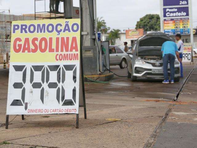 Pre&ccedil;o do litro da gasolina acumula queda de quase 3% no Estado