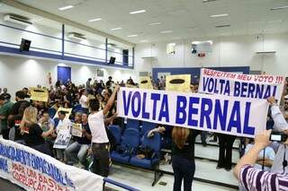 Aliados de Bernal levaram faixas para defender o ex-prefeito (Foto: Fernando Antunes)