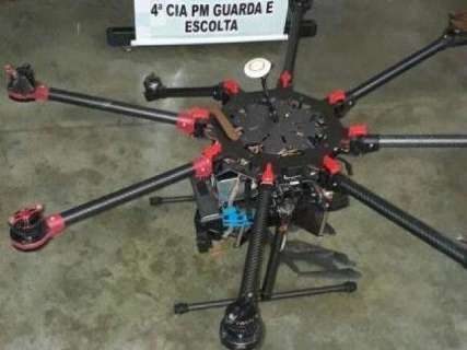 Câmeras flagram preso recebendo drone com "encomenda" em presídio