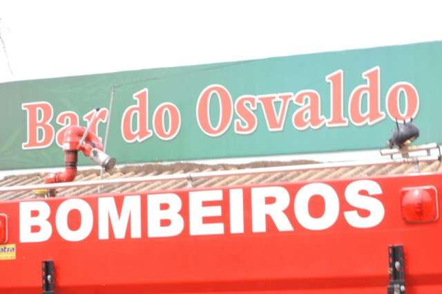 Fogo destr&oacute;i casa e homem suspeita de brincadeira de filhos adotivos