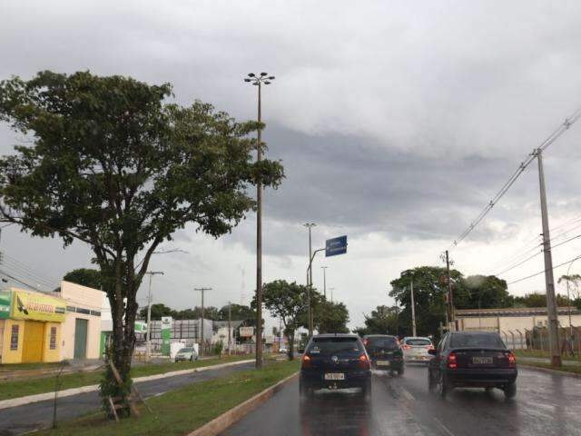 Chuva chega com vento em Campo Grande e deve continuar na quinta