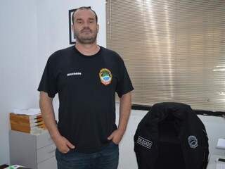 Mikail é delegado em Amambai, mas trabalha nas investigações sobre o atentado ao prefeito de Paranhos. (Foto: Moreira Produções)