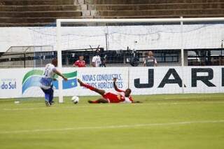 Aos 14, Neto Brasão dribla o goleiro Rodolfo, mas na hora de fazer o gol acaba sendo displicente e Diogo Rincon salva (Foto: Cleber Gellio)