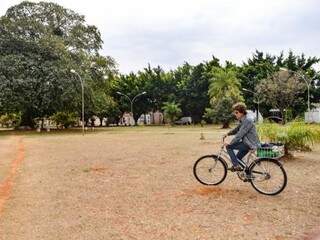 Em sua bicicleta, Josi carrega as garrafas com água (Foto: Alana Portela)