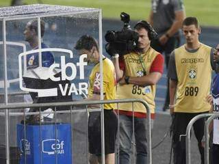 Árbitro consultando o VAR durante partida de futebol. (Foto: André Durão/GloboEsporte.com) 