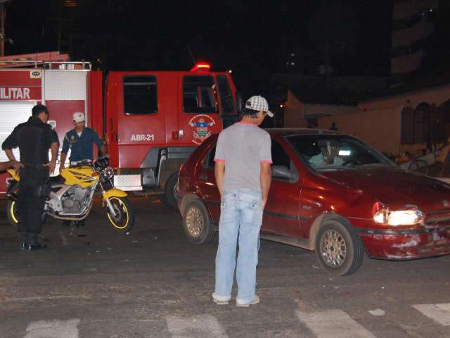  Jovem sem habilita&ccedil;&atilde;o bate em carro e tumultua tr&acirc;nsito na Rua Bahia