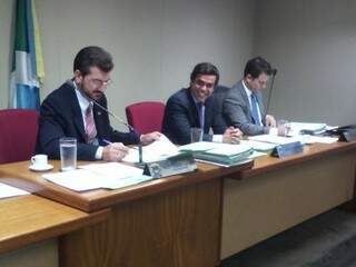 CCJ reunida, da esquerda para direita, deputados Pedro Kemp (PT), Beto Pereira (PSDB) e Renato Câmara (PMDB). (Foto: Leonardo Rocha).