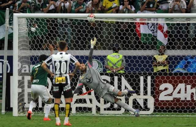 Palmeiras desperdi&ccedil;a p&ecirc;nalti mas vence Santos e abre vantagem na final