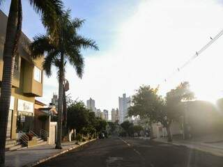 Com poucas nuvens, sol amanheceu brilhando forte em Campo Grande (Paulo Frans) 