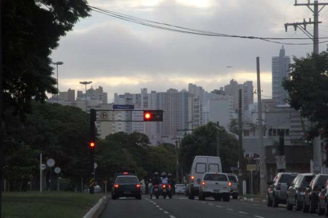Quarta-feira amanhece com n&eacute;voa &uacute;mida e previs&atilde;o &eacute; de chuva e trovoadas em MS