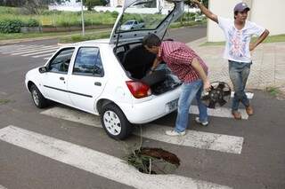 Motorista contou com ajuda para trocar pneu do carro (Foto: Cleber Gellio)