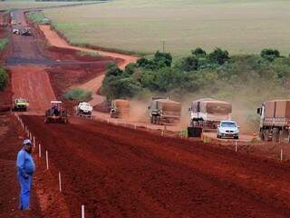 Estrada asfaltada em distrito encurta caminho no escoamento da produção Estrada asfaltada em distrito encurta caminho no escoamento da produção