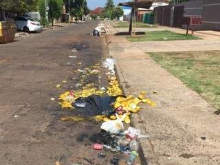Na manhã seguinte a feira, lixo fica espalhado pela Avenida. (Foto: Diretor das Ruas)