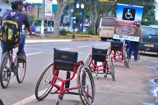 Para protestar contra motorista que ocupa vaga de deficientes, cadeirantes deram o troco, mas tiveram de pagar parquímetro (Foto: Eliel Oliveira)