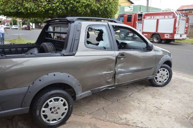 Motociclista bate em carro e sofre traumatismo craniano