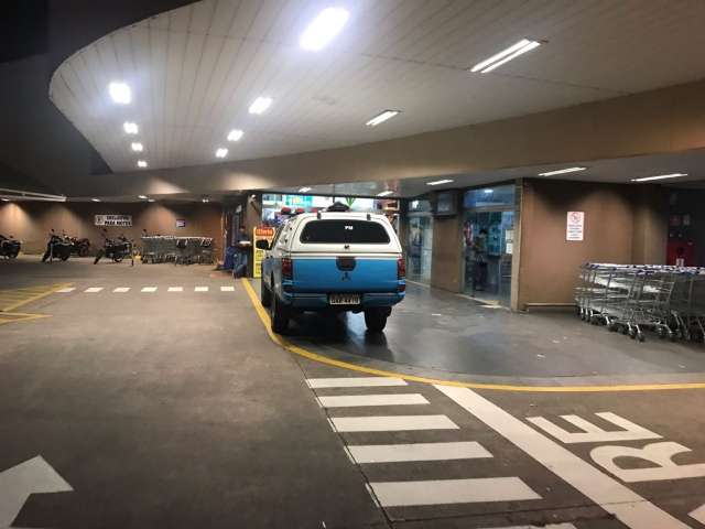 Viatura policial estaciona na cal&ccedil;ada e bloqueia entrada de supermercado