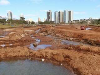 Obras começaram no começo de julho após esvaziamento do lago. (Foto: Henrique Kawaminami)