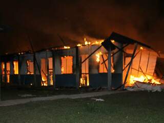 Incêndio destruiu quatro alojamentos. (Foto: Ricardo Ojeda/Perfil News)
