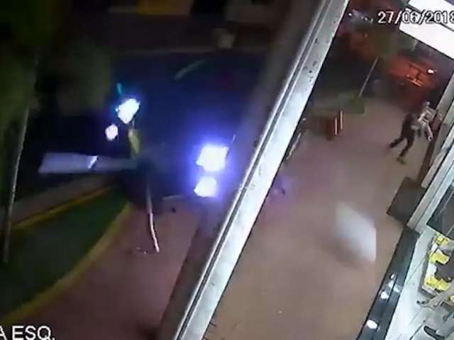 Carro bate de rasp&atilde;o em banco e por pouco n&atilde;o atinge homem em cal&ccedil;ada