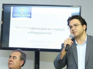 Secretário Pedro Pedrossian Neto durante coletiva para apresentação das contas da Prefeitura no mês passado (Foto: André Bittar)