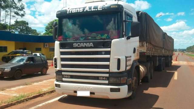 PRF flagra carreta bitrem carregada com cigarros contrabandeados na BR-163