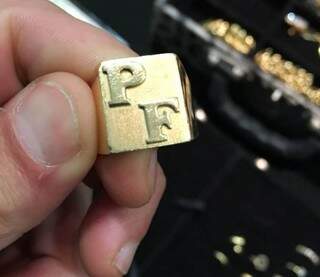 Anel de ouro com as iniciais de um dos presos (Foto: Divulgação)