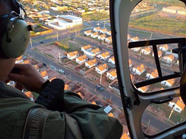 Com helic&oacute;ptero, pol&iacute;cia faz opera&ccedil;&atilde;o integrada contra varejistas da droga