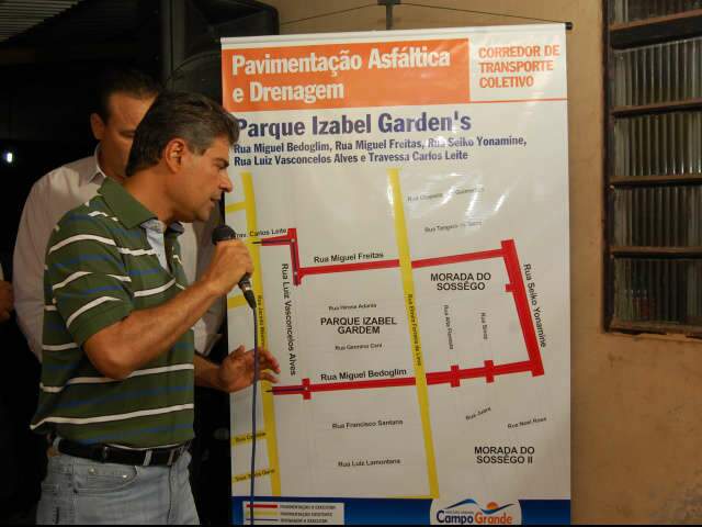  Em visita a bairros, Nelsinho explica pavimenta&ccedil;&atilde;o de linhas de &ocirc;nibus