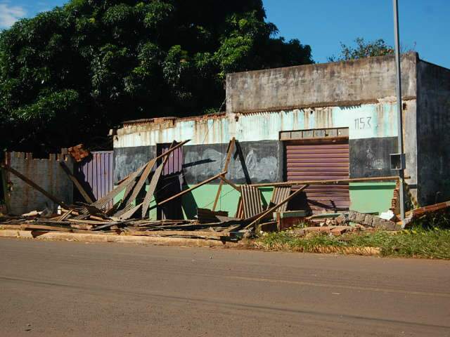  Ap&oacute;s condutor embriagado derrubar muro de bar, vizinhos pedem sinaliza&ccedil;&atilde;o 
