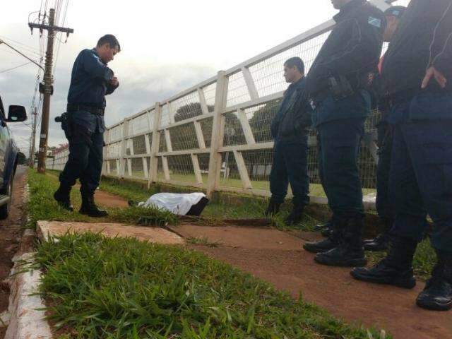 Ap&oacute;s madrugada com sensa&ccedil;&atilde;o de 7&deg;C, homem aparece morto em cal&ccedil;ada