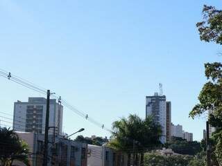 Previsão é de céu claro em Campo Grande neste domingo (Foto: Henrique Kawaminami)