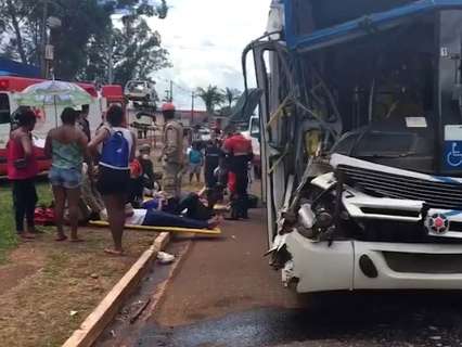 Vítimas de acidente entre ônibus e caminhão tiveram ferimentos leves