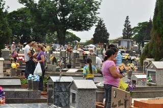 Cerca de 40 mil pessoas passaram pelos dois cemitérios de Dourados nesta sexta. (Foto: Divulgação)