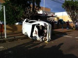 Táxi ficou destruído após capotagem na avenida Fernando Corrêa da Costa. (Foto: Luciana Brazil)