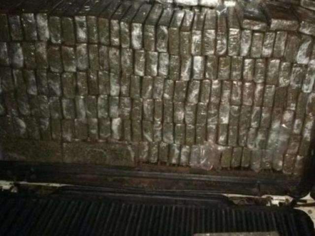 Traficante foge e abandona picape com mais de 800 quilos de maconha 