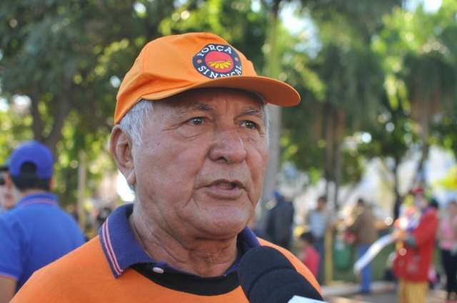 Pra&ccedil;a do R&aacute;dio fica lotada para sorteio de carro no Dia do Trabalhador