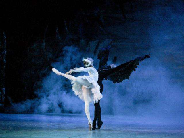 Bailarino do Bolshoi dirige espet&aacute;culo com elenco russo no Glauce Rocha