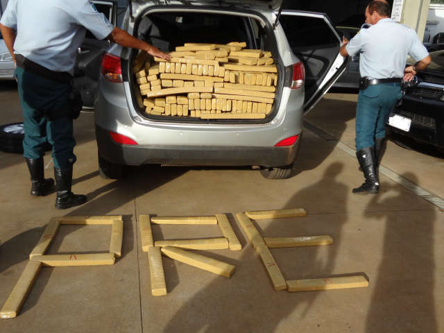  PRE apreende uma tonelada de maconha e prende  tr&ecirc;s homens na MS-395