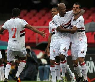 Jogadores do São Paulo comemoram o gol do zagueiro Rodolpho. (Foto: Gaspar Nóbrega/VIPCOMM)