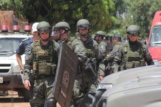 Policiais estavam preparados para invadir imóvel a qualquer momento, mas não foi necessário (Foto: Marcos Ermínio)